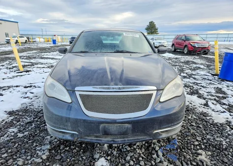 2011 Chrysler 200 Lx z USA, uszkodzony, nr VIN 1C3BC4FB0BN600317